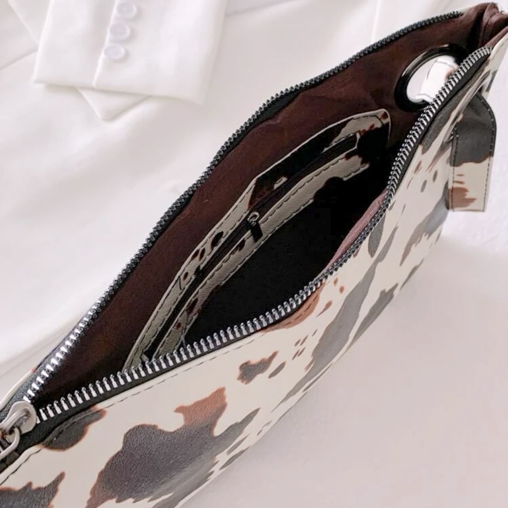 Cow print clutch 🐮 - Picture 2 of 2